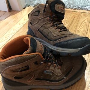 HI-TEC BOYS BOOTS.  Size 7.  EUC